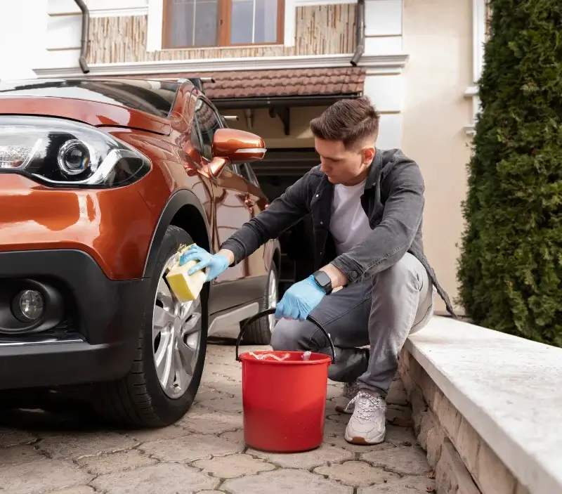 Lavage auto à domicile Saint-Jouan-des-Guérets : professionnel intervenant sur un véhicule